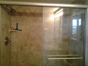 Douche, sĂšche-cheveux, serviettes fournies, papier toilette