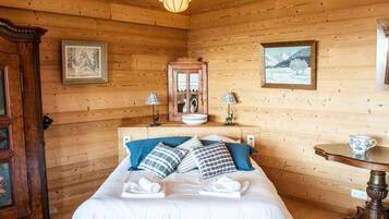 4 bedrooms, iron/ironing board, travel cot, free WiFi