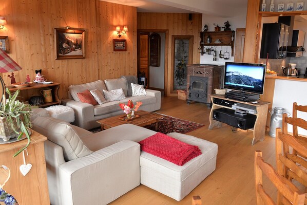 TV, fireplace, DVD player, stereo
