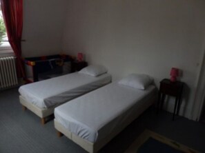8 bedrooms, iron/ironing board, travel cot - La Cressonnière Historic villa with large garden Trouville-Deauville center/station (Trouville-sur-Mer)