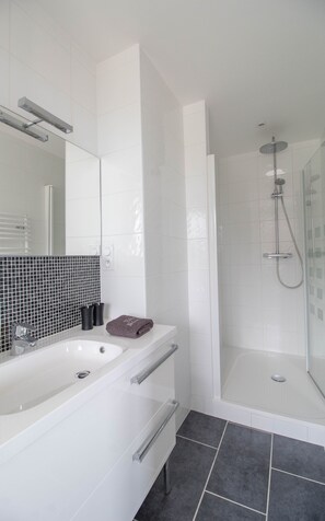 Habitación romántica (Baroque) | Regadera en el baño
