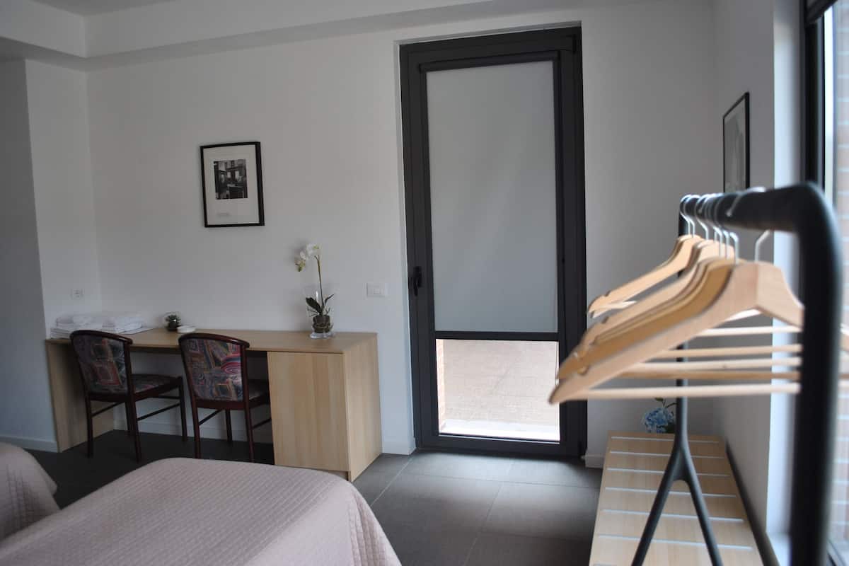 Suite, terrasse | Minibar, skrivebord, lydisolert og wi-fi (inkludert)