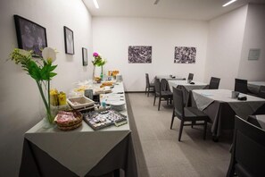 含每日吃到飽自助式早餐