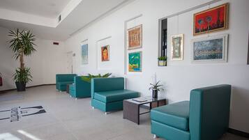 Coin salon dans le hall