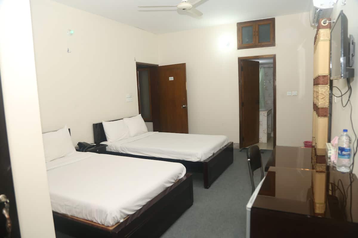 Deluxe Double Room | In-room safe, individually decorated, desk, laptop workspace