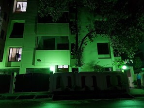 Fassade der Unterkunft – Abend/Nacht