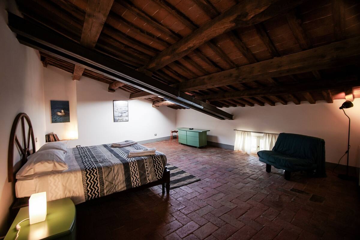 Cubrecamas, decoración personalizada, muebles diferentes y escritorio