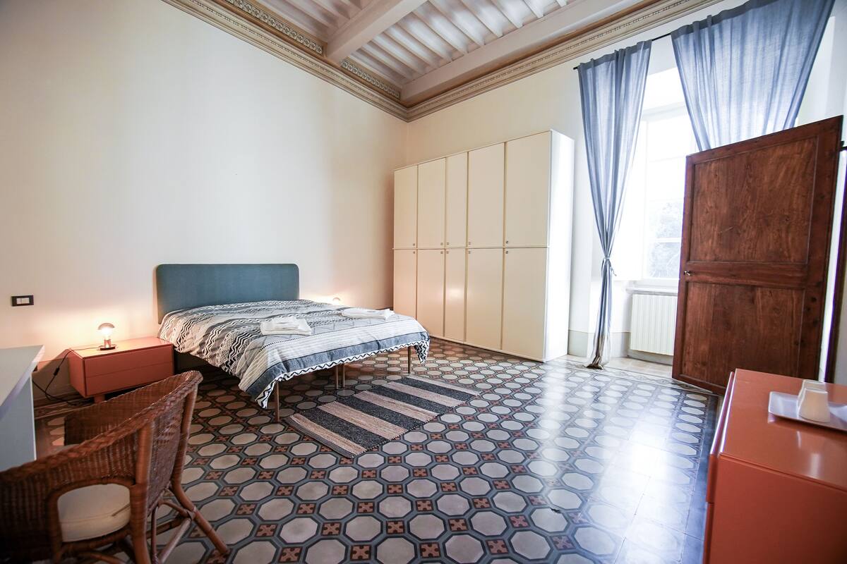 Cubrecamas, decoración personalizada, muebles diferentes y escritorio