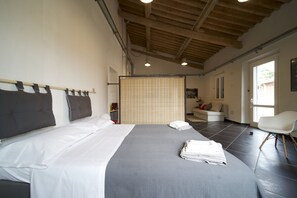 Cubrecamas, decoración personalizada, muebles diferentes y escritorio