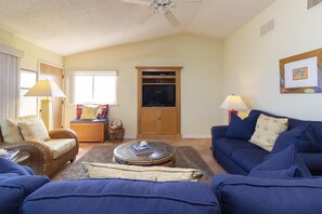 TV - Beautiful Oceanfront Penthouse ~ Incredible Views ~ Pool (Saint Augustine)