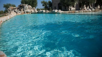 Piscina all'aperto, lettini