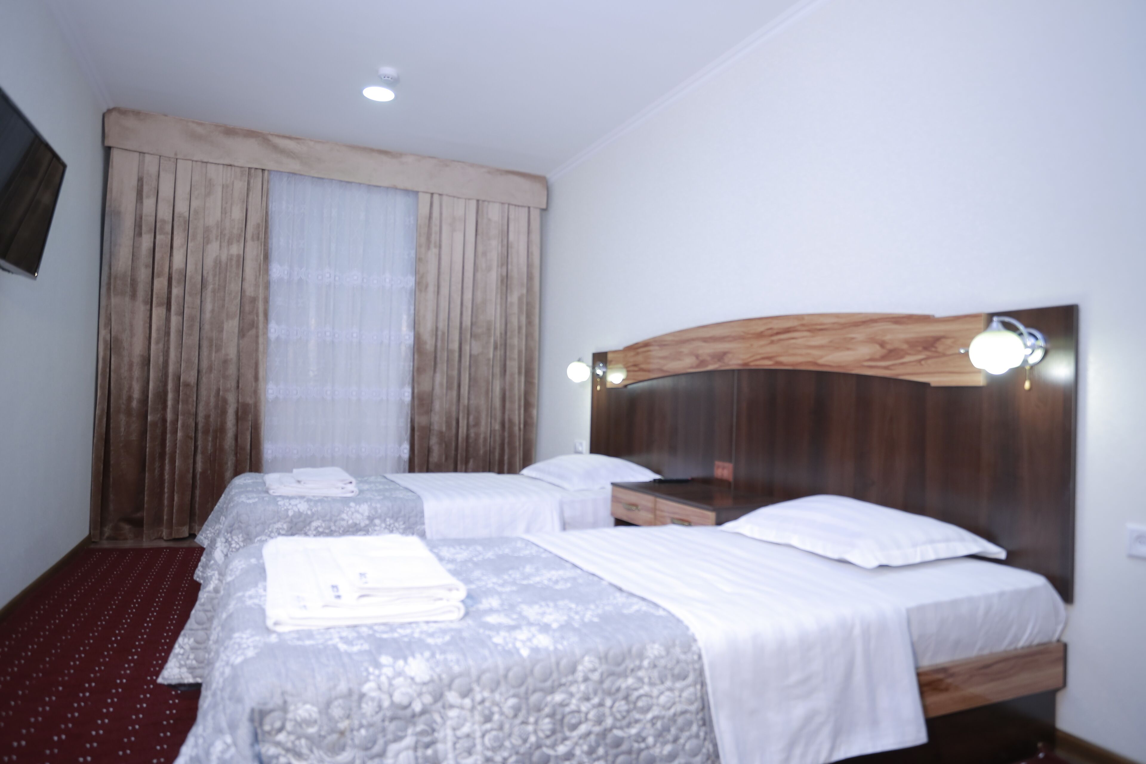 Camera Superior | Una scrivania, postazione laptop, tende oscuranti, Wi-Fi gratuito