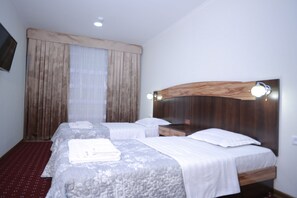 Bureau, espace de travail pour ordinateur portable, rideaux occultants