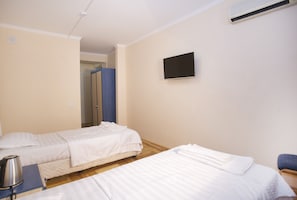 Standard Twin Room | Desk, laptop workspace, blackout drapes, free WiFi