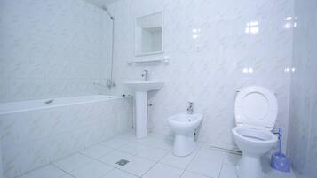 Habitación Deluxe | Baño | Tina, amenidades de baño gratuitas, secadora de cabello, pantuflas