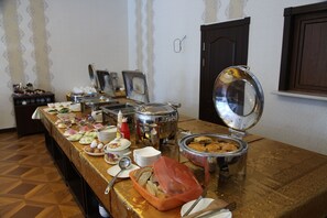 Free daily buffet breakfast