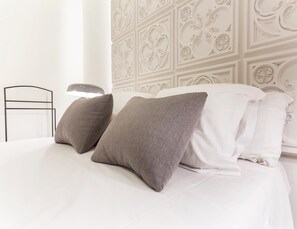 5 bedrooms, desk, iron/ironing board, travel cot - Experience Madrid in style. Where comfort meets Madrid! (Madrid)