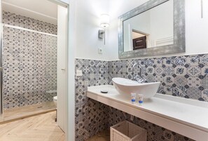 Combined shower/bathtub, hair dryer, towels, soap - Experience Madrid in style. Where comfort meets Madrid! (Madrid)