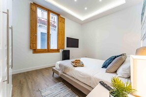 6 bedrooms, desk, iron/ironing board, free WiFi