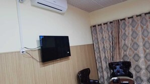 Deluxe Suite | WiFi (free) - Emyl's Garden (Islamabad)