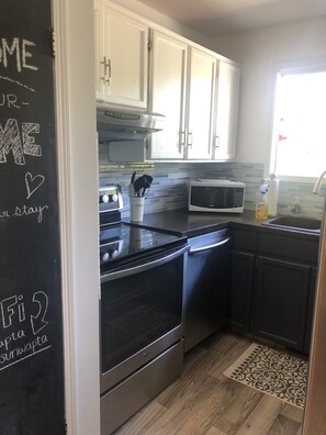 Frigorífico, microondas, horno y placa de cocina