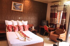 Phòng Deluxe | Bàn, màn/rèm cản sáng, bàn ủi/dụng cụ ủi quần áo