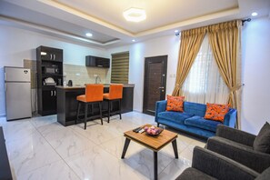 Apartamento, 1 habitación | Zona de estar | Televisión de pantalla plana de 40 pulgadas con canales por satélite