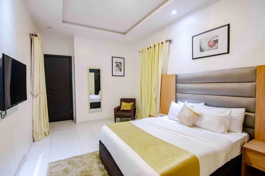 Lejlighed - 1 soveværelse | Pengeskab på værelset, skrivebord, lydisolering, strygejern/strygebræt