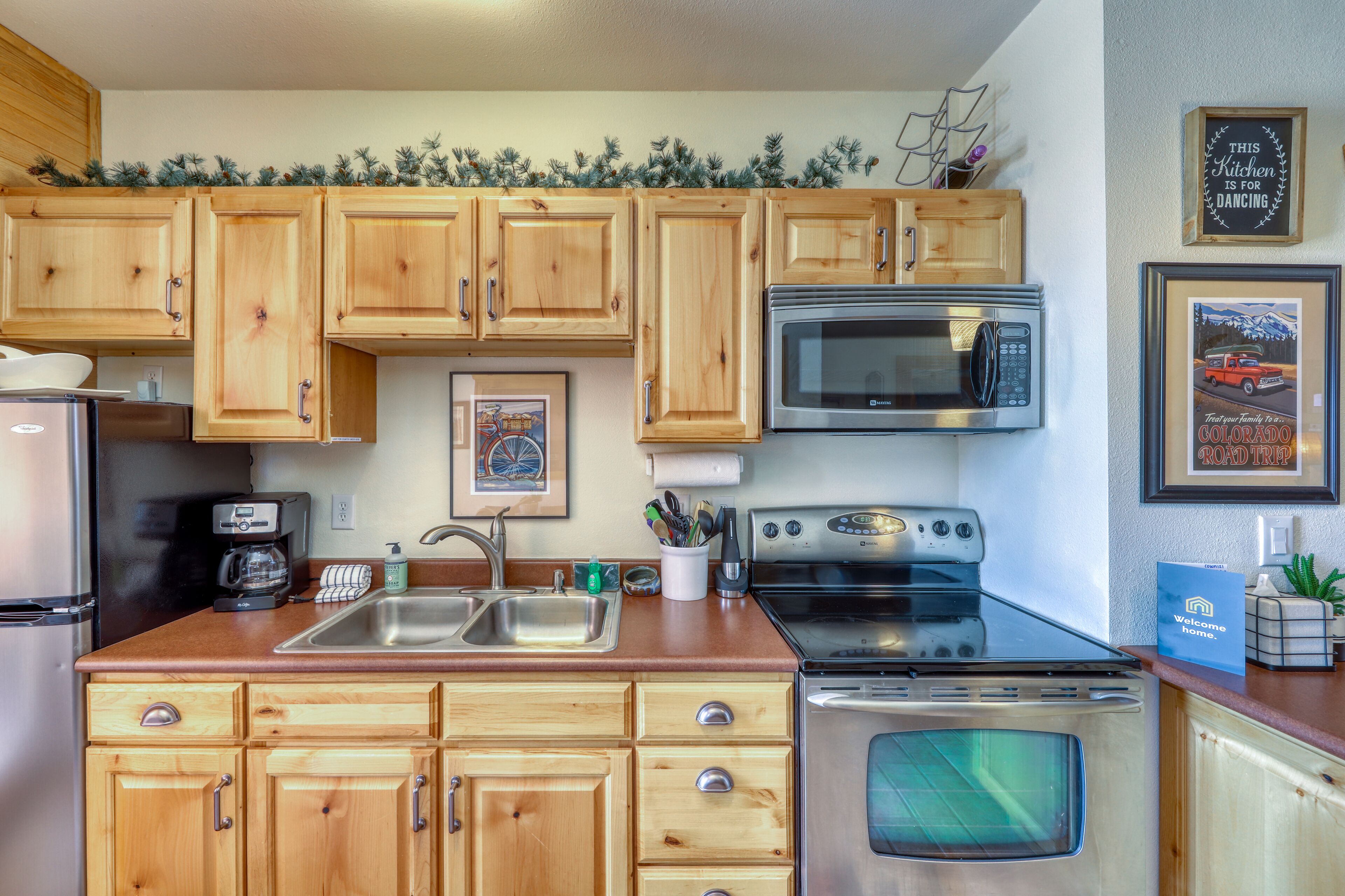 Lovely, romantic getaway with mountain views & electric fireplace