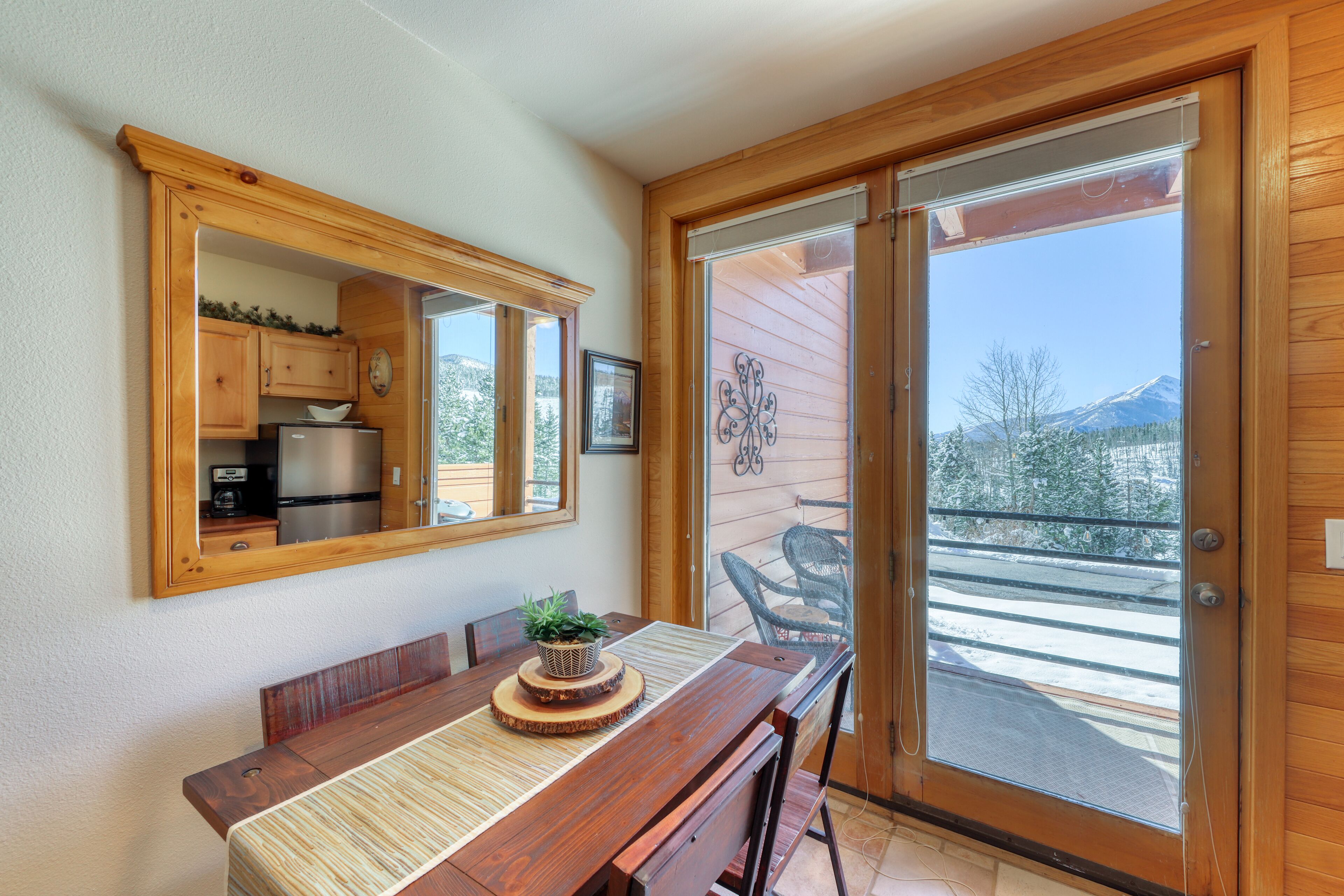 Lovely, romantic getaway with mountain views & electric fireplace