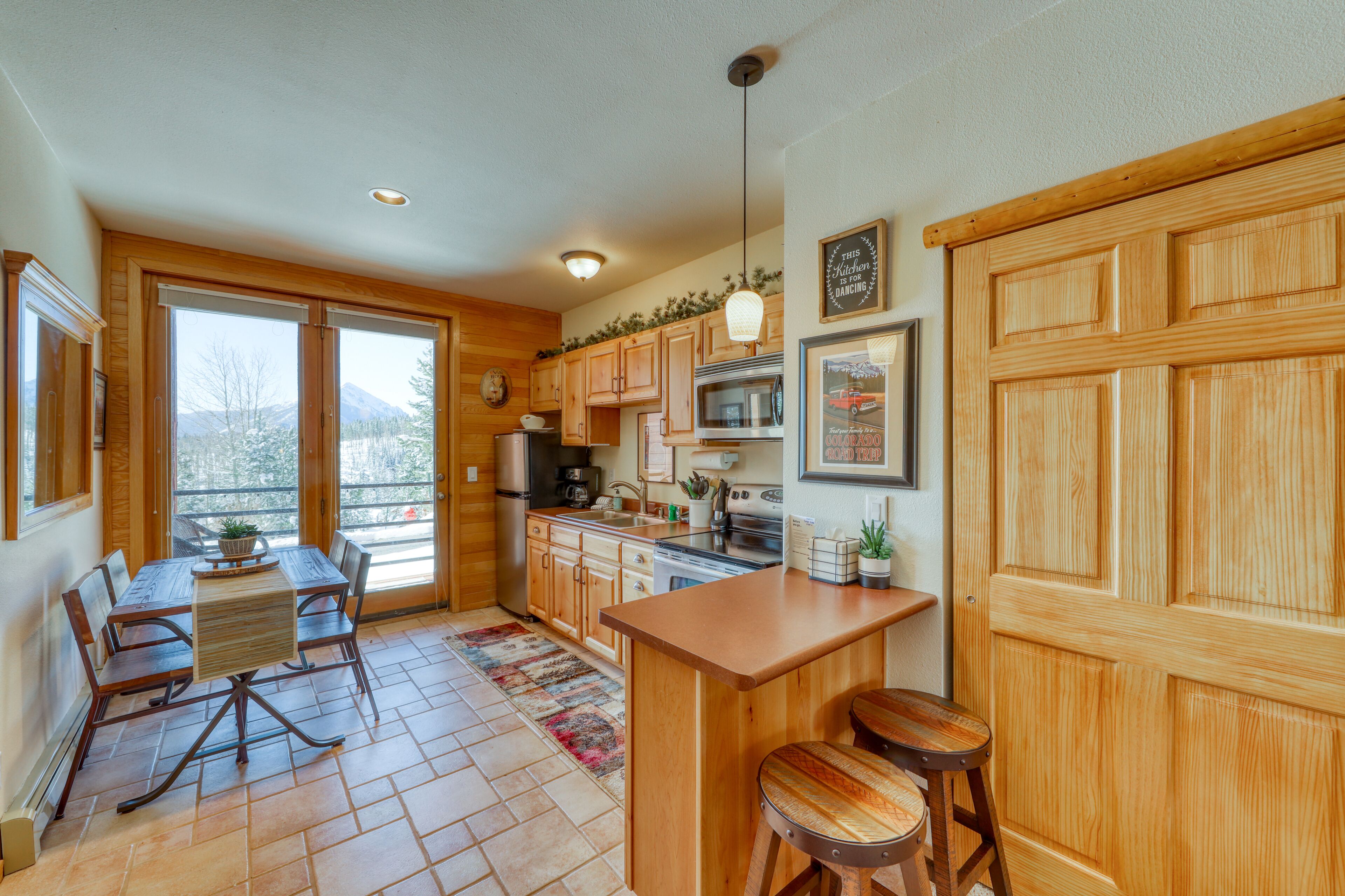 Lovely, romantic getaway with mountain views & electric fireplace