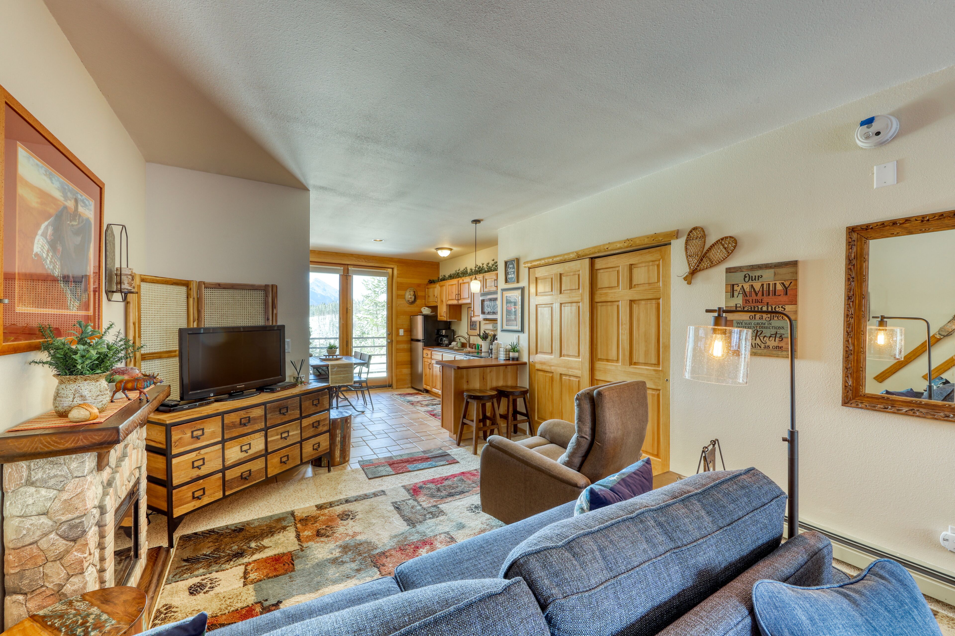 Lovely, romantic getaway with mountain views & electric fireplace