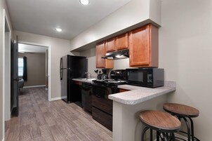 Suite, 1 habitación, accesible para personas con discapacidad (Mobility, Roll-In Shower) | Cocina privada | Frigorífico grande, microondas, horno y placa de cocina