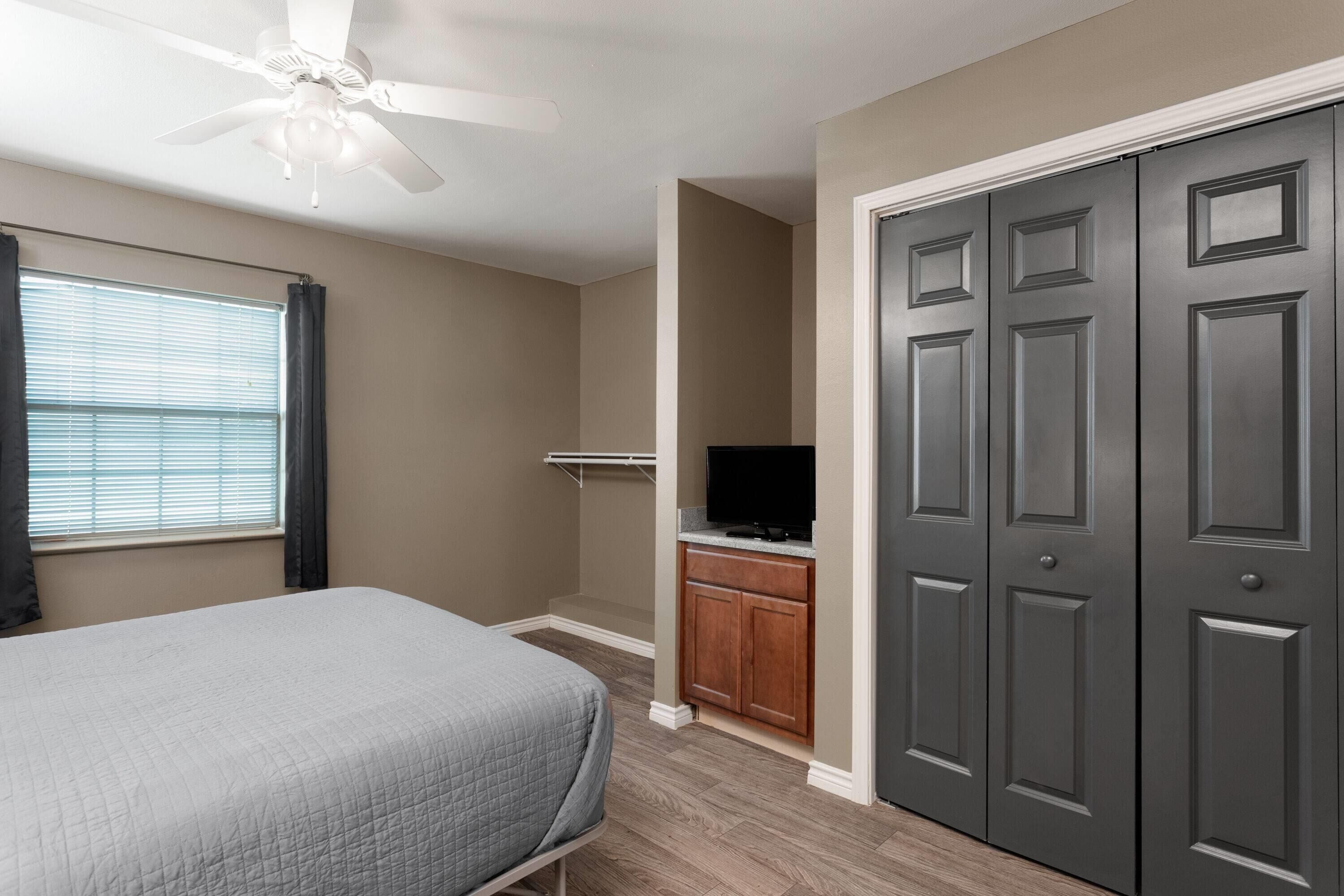 Suite, 1 habitación, con acceso para personas discapacitadas (Mobility, Roll-In Shower) | Escritorio, espacio para trabajar con laptop y cortinas blackout 