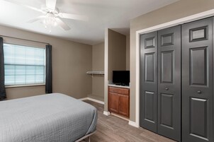 Escritorio, espacio para trabajar con laptop y cortinas blackout 