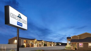 Hotel Travelodge, Eagle's Den Suites, con una entrada bien iluminada y una vista clara del exterior del edificio.