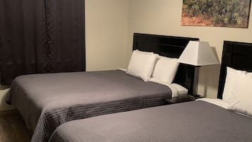 Escritorio, espacio para trabajar con laptop y cortinas blackout