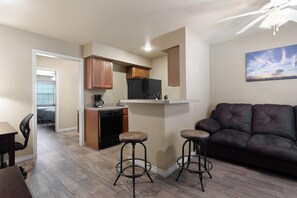 Escritorio, espacio para trabajar con laptop y cortinas blackout 