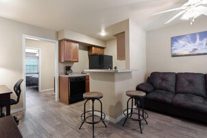 Suite, 1 habitación, no fumadores | Escritorio, espacio para trabajar con un portátil, cortinas opacas