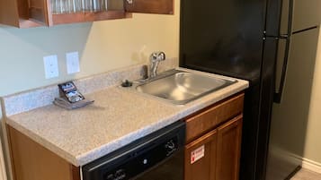 Suite básica | Cocina privada | Refrigerador con congelador, microondas, horno y parrilla de estufa