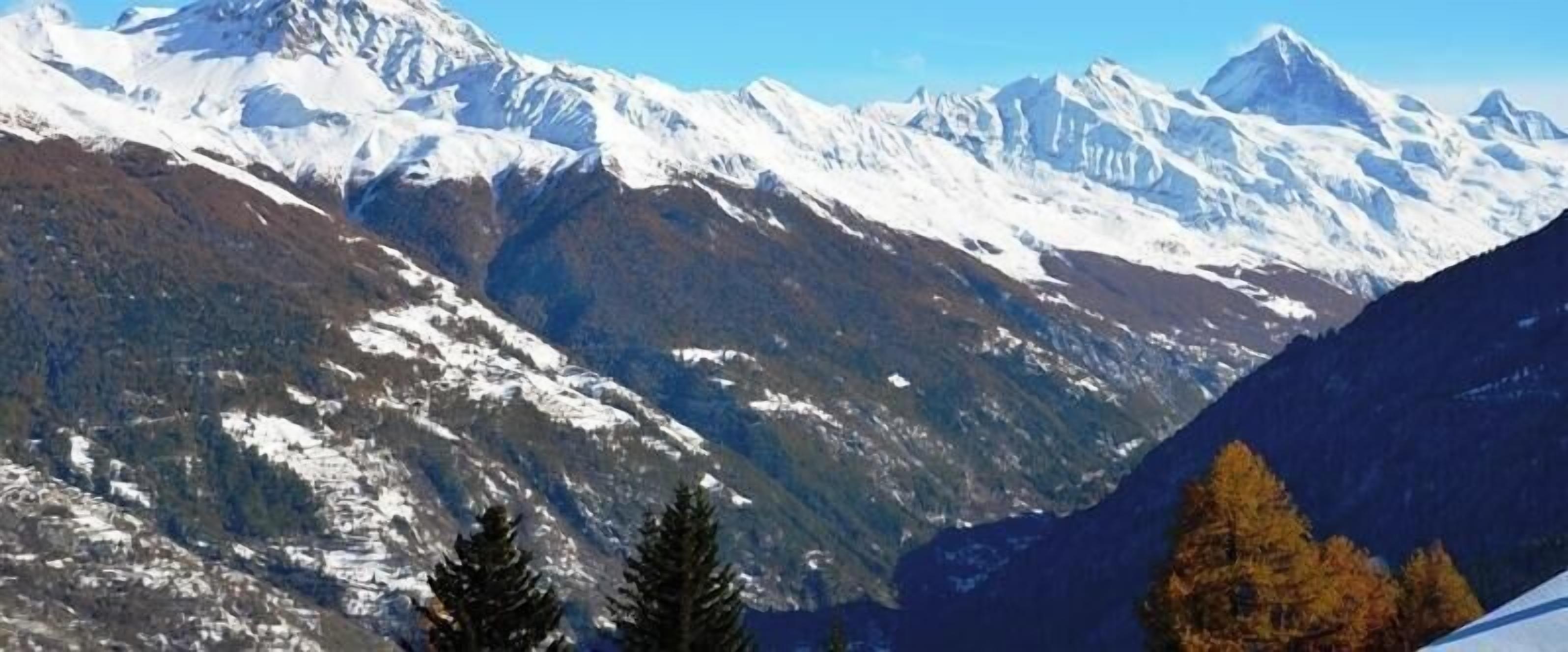 Eine gebirgige Landschaft mit schneebedeckten Gipfeln und dem Logo von 'Thyon Immobilier' am Himmel.