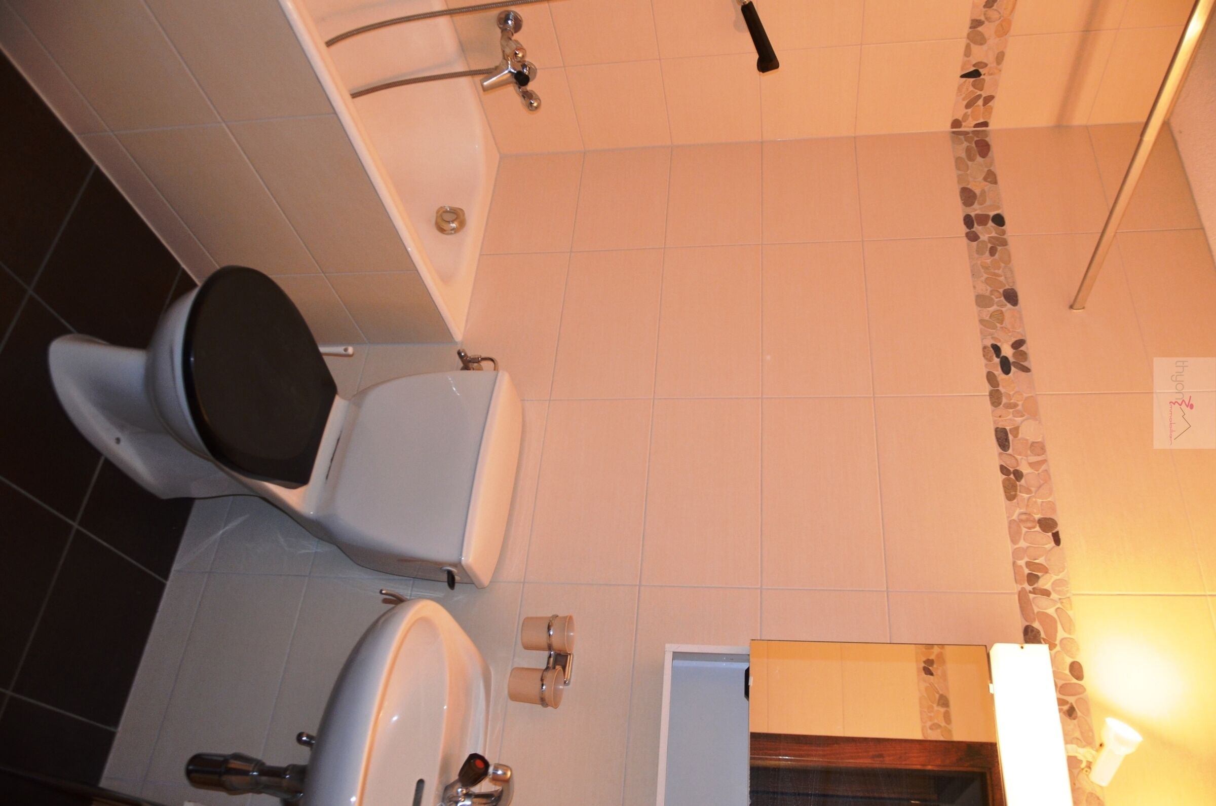 Une salle de bain avec une baignoire, deux lavabos et des toilettes.