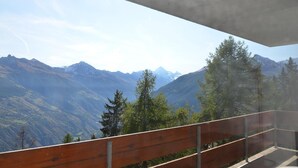 Un balcón con vista a un paisaje montañoso.