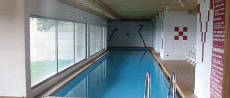 من حمّامات السباحة المغطاة، حمّام سباحة مُدفَّأ