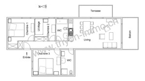 Plano de un hotel con tres dormitorios, sala de estar, terraza y balcón.