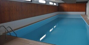 Una piscina cubierta, una piscina climatizada