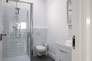 Shower, hair dryer, towels, soap - The Views (Newcastle)