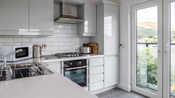 Apartment (for 5) | Private kitchen | Fridge, microwave, oven, stovetop