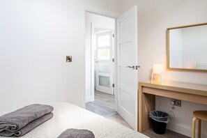 Laptop workspace, iron/ironing board, free WiFi - The Views (Newcastle)