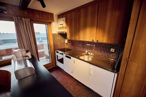 Kylskåp, mikrovågsugn, ugn och spishäll